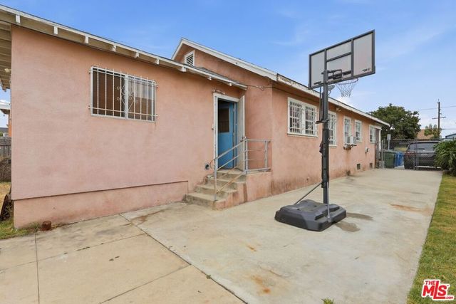 220 E 64th Street, Los Angeles, CA 90003