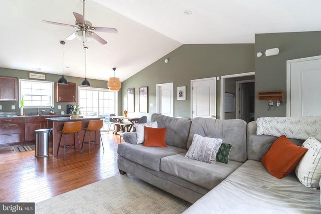 33 TWICKENHAM DR, Martinsburg, WV 25403