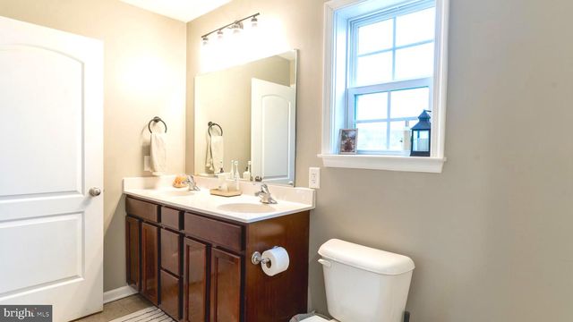 33 TWICKENHAM DR, Martinsburg, WV 25403