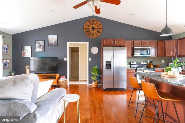 33 TWICKENHAM DR, Martinsburg, WV 25403