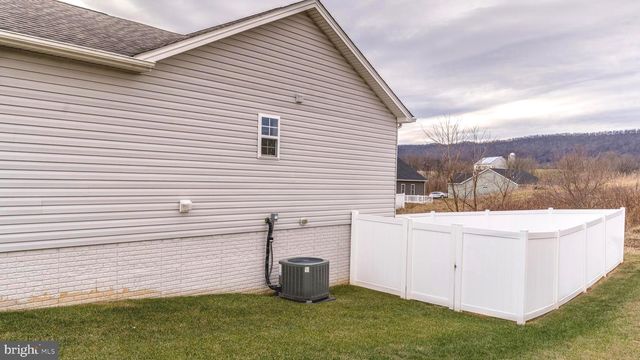 33 TWICKENHAM DR, Martinsburg, WV 25403