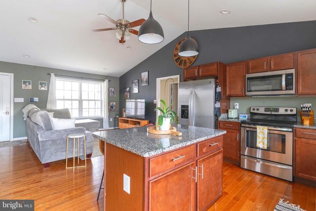 33 TWICKENHAM DR, Martinsburg, WV 25403