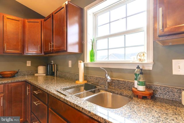 33 TWICKENHAM DR, Martinsburg, WV 25403