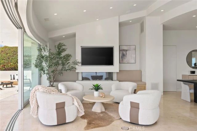 900 Gainsborough Drive, Laguna Beach, CA 92651
