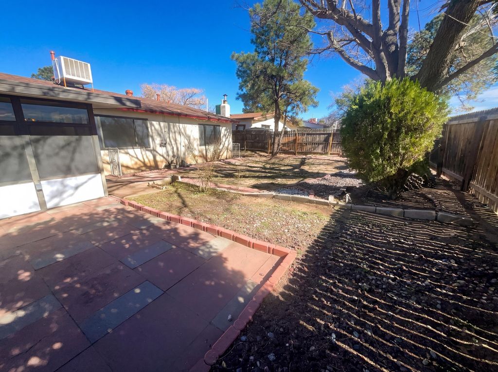 Image 5 of property listing at 7212 Derickson Avenue NE, Albuquerque, NM 87109