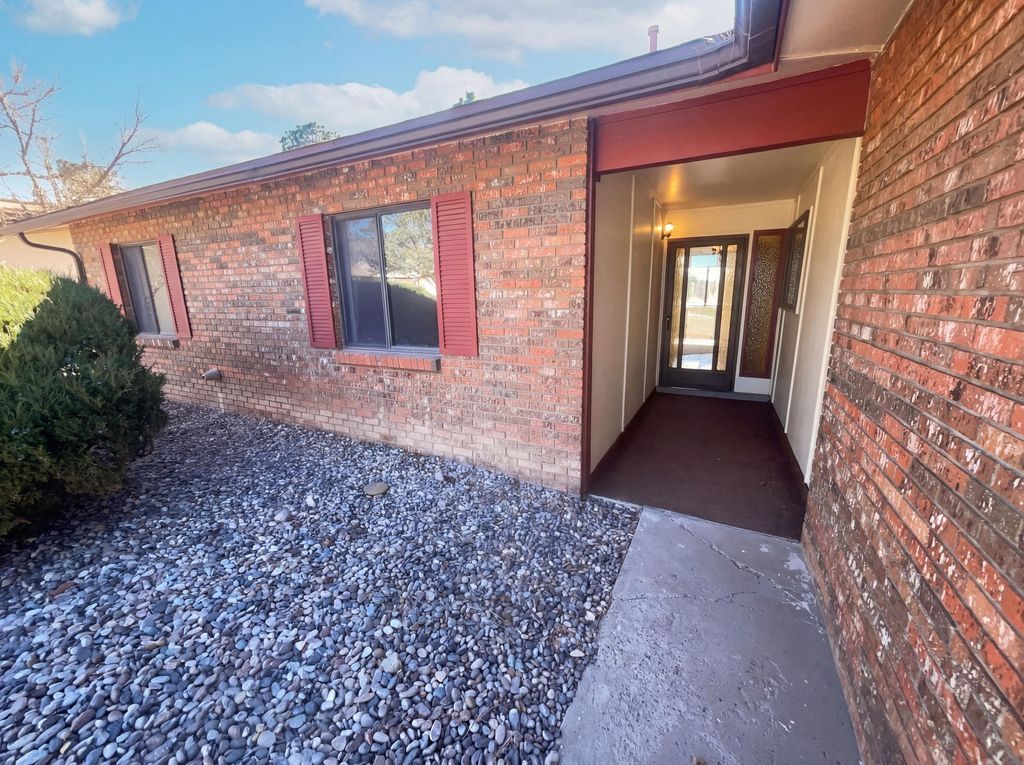 Image 9 of property listing at 7212 Derickson Avenue NE, Albuquerque, NM 87109