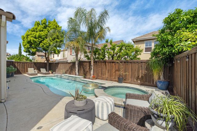 527 W Questa Trl, Mountain House, CA 95391