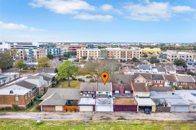 1870 Saxony Lane, Nassau Bay, TX 77058