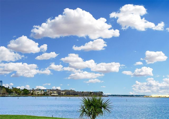 1870 Saxony Lane, Nassau Bay, TX 77058