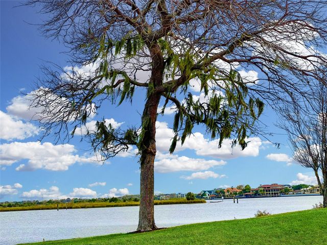 1870 Saxony Lane, Nassau Bay, TX 77058