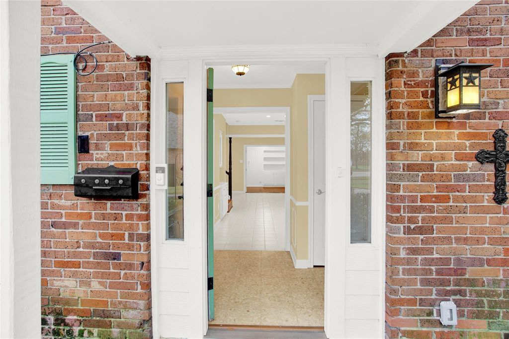 1870 Saxony Lane, Nassau Bay, TX 77058