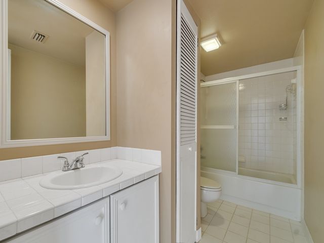 375 S Waverly Place 1D, Vero Beach, FL 32960