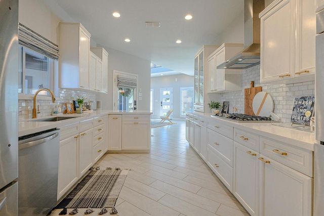 1871 Bay Shore Dr, Rockport, TX 78382