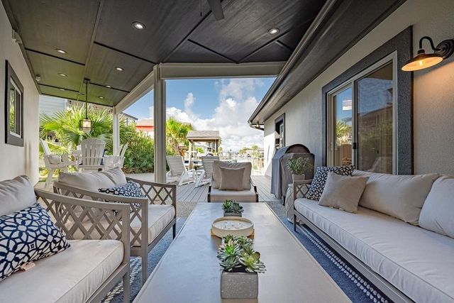 1871 Bay Shore Dr, Rockport, TX 78382