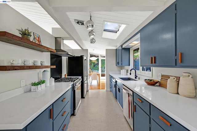 4985 Hedge Ln, Oakland, CA 94602