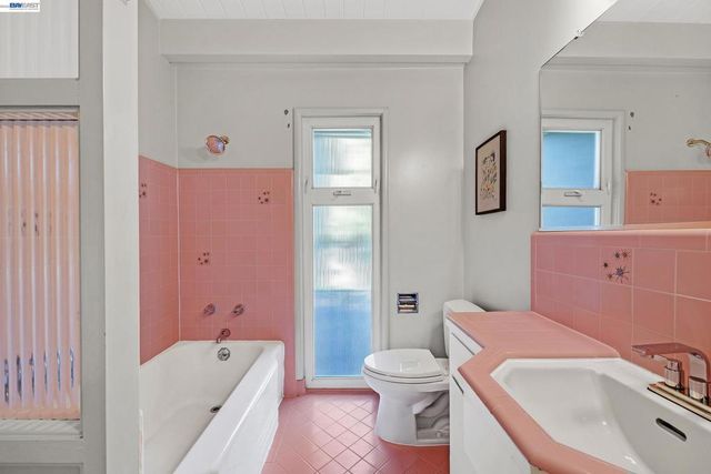 4985 Hedge Ln, Oakland, CA 94602