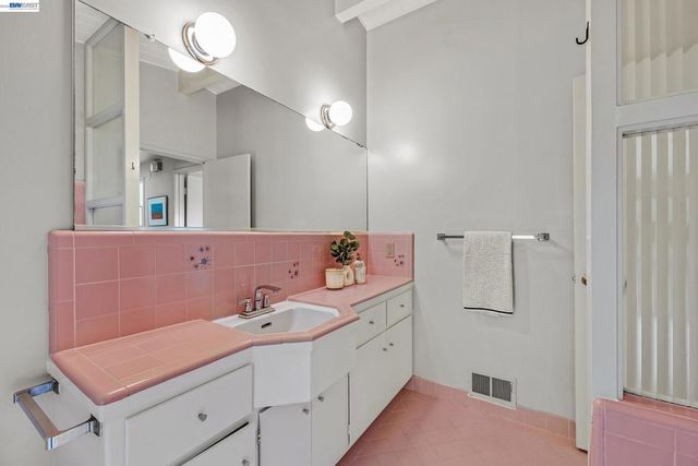 4985 Hedge Ln, Oakland, CA 94602