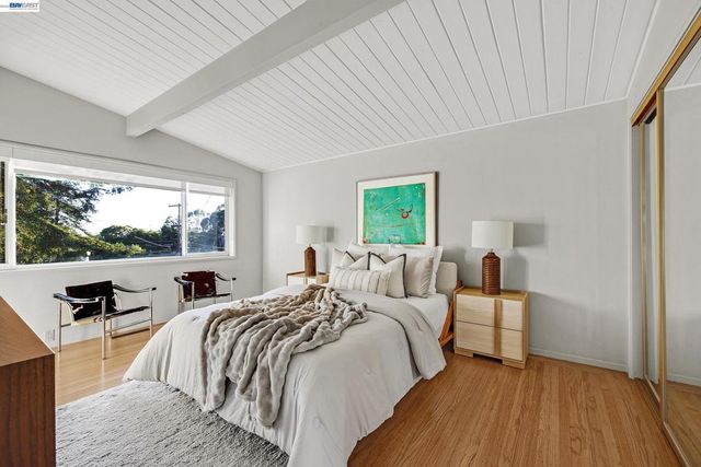 4985 Hedge Ln, Oakland, CA 94602