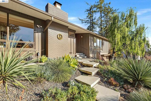 4985 Hedge Ln, Oakland, CA 94602