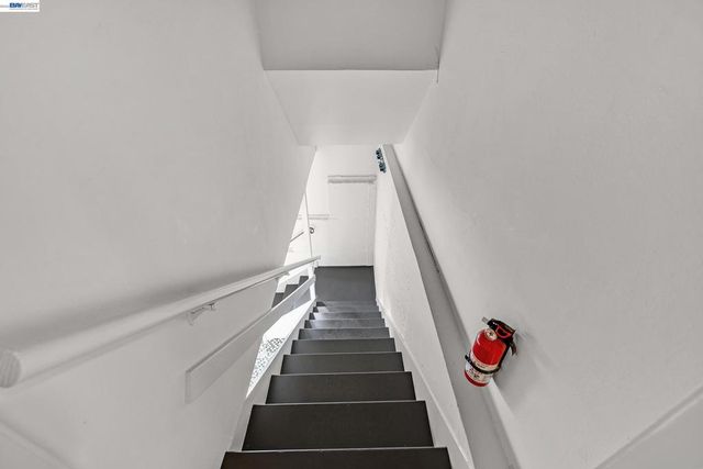 4985 Hedge Ln, Oakland, CA 94602