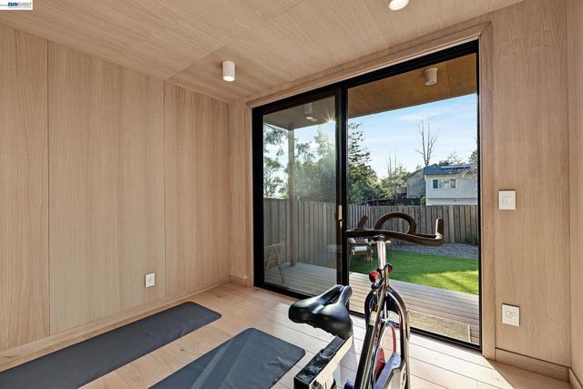 4985 Hedge Ln, Oakland, CA 94602