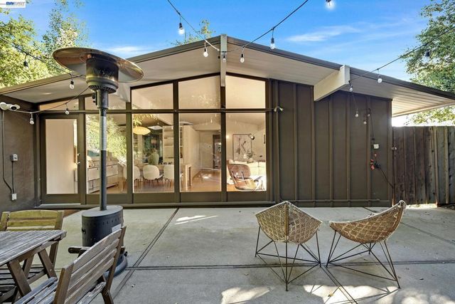 4985 Hedge Ln, Oakland, CA 94602