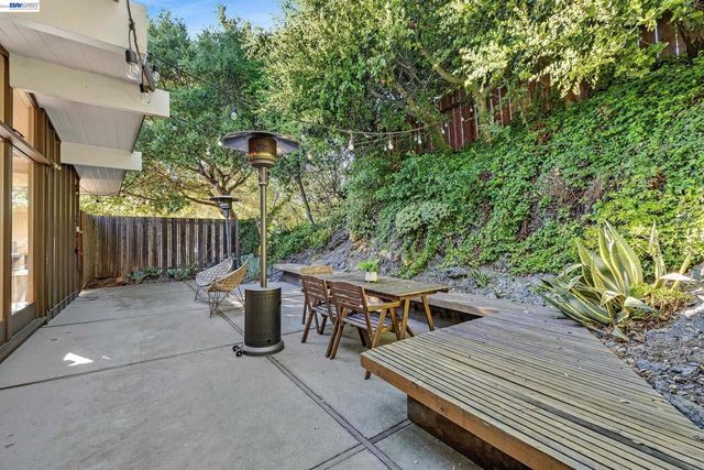 4985 Hedge Ln, Oakland, CA 94602