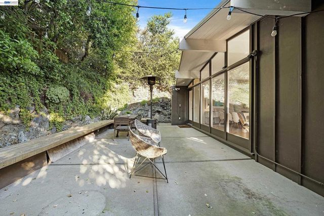 4985 Hedge Ln, Oakland, CA 94602