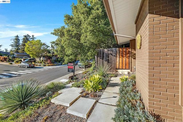 4985 Hedge Ln, Oakland, CA 94602