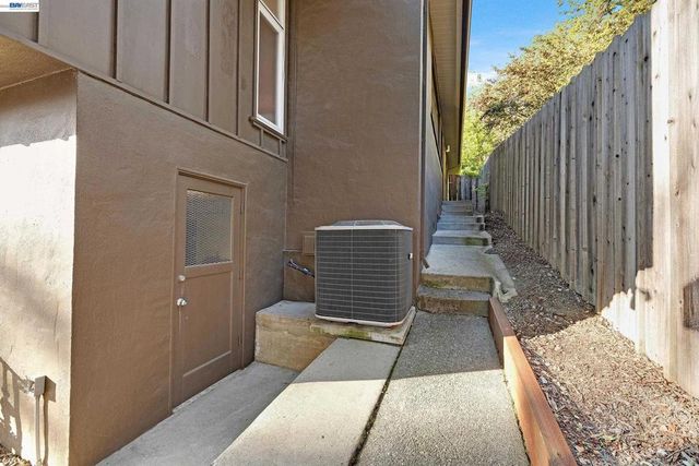 4985 Hedge Ln, Oakland, CA 94602