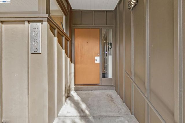 4985 Hedge Ln, Oakland, CA 94602