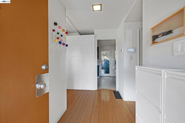 4985 Hedge Ln, Oakland, CA 94602