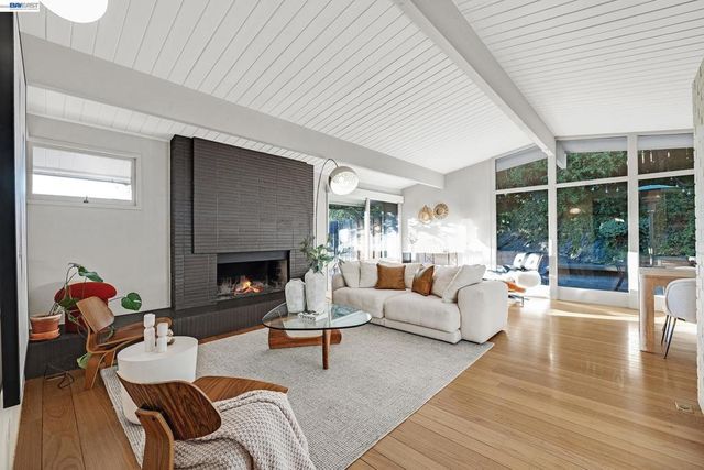 4985 Hedge Ln, Oakland, CA 94602