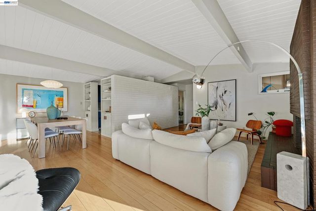 4985 Hedge Ln, Oakland, CA 94602