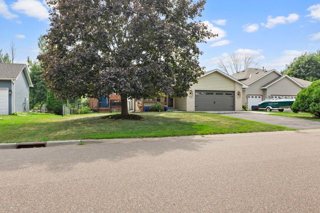 7419 52nd Street N, Oakdale, MN 55128