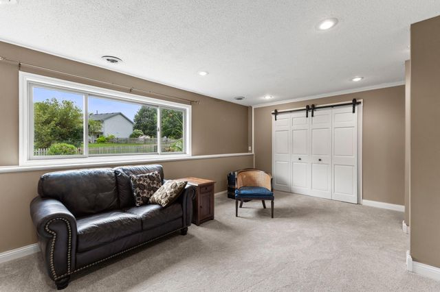 7419 52nd Street N, Oakdale, MN 55128