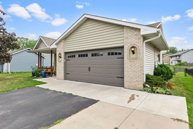 7419 52nd Street N, Oakdale, MN 55128