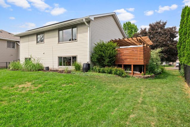 7419 52nd Street N, Oakdale, MN 55128