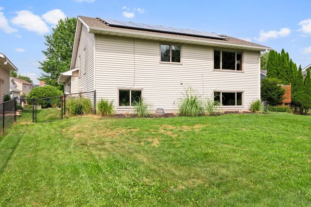 7419 52nd Street N, Oakdale, MN 55128