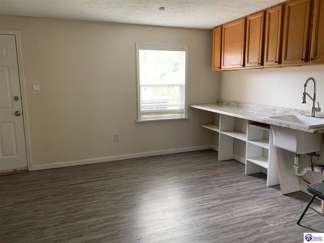 128 Whisbrook Avenue, Vine Grove, KY 40175