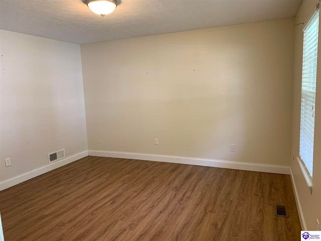 128 Whisbrook Avenue, Vine Grove, KY 40175