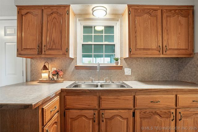 1003 SW 14th Place, Wagoner, OK 74467