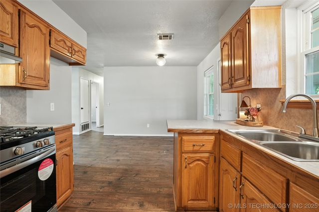 1003 SW 14th Place, Wagoner, OK 74467