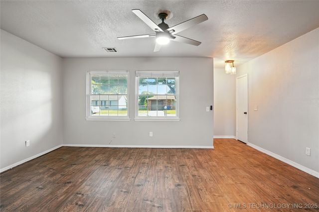 1003 SW 14th Place, Wagoner, OK 74467