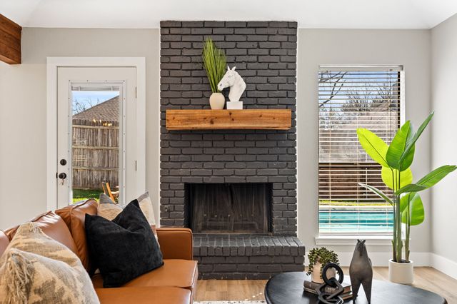 2912 Robindale Lane, Grapevine, TX 76051