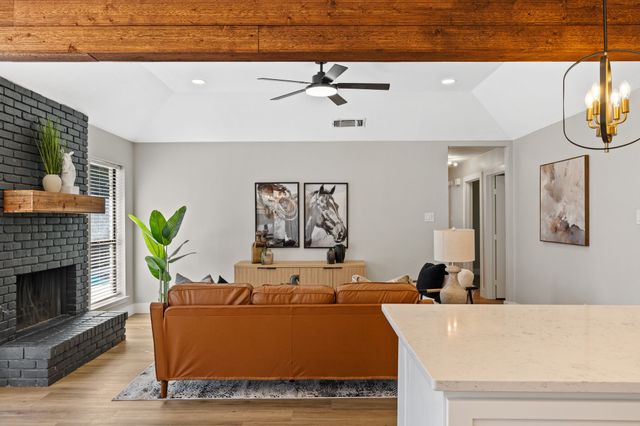 2912 Robindale Lane, Grapevine, TX 76051