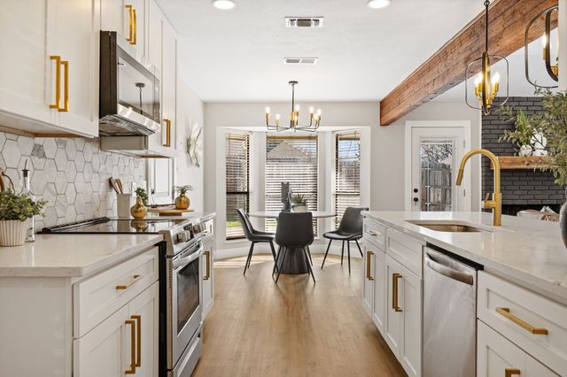 2912 Robindale Lane, Grapevine, TX 76051