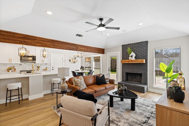 2912 Robindale Lane, Grapevine, TX 76051