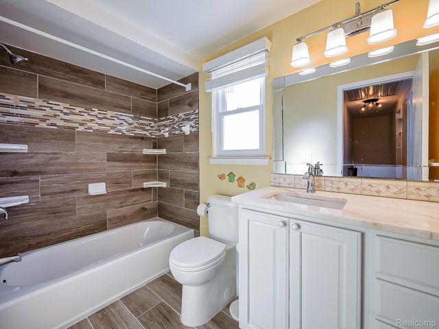 19202 Edward Court, Clinton Charter Township, MI 48038