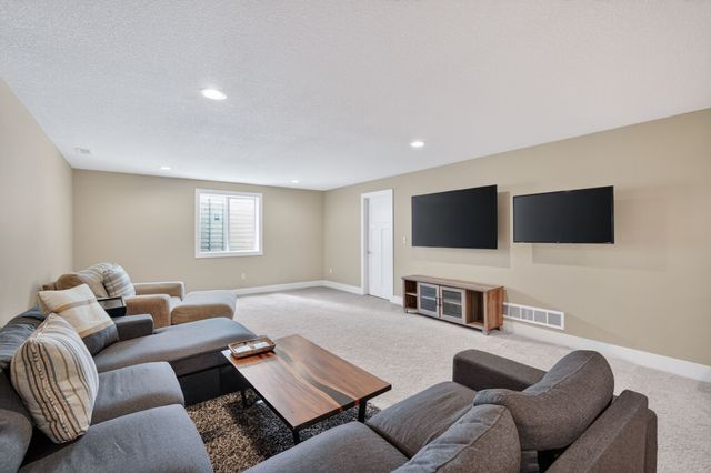 9774 Cedarwood Drive, West Des Moines, IA 50266